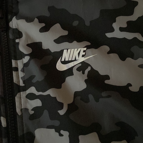 Gray Nike rain jacket, with large pockets inside and outside. Breathable back. - Picture 2 of 6